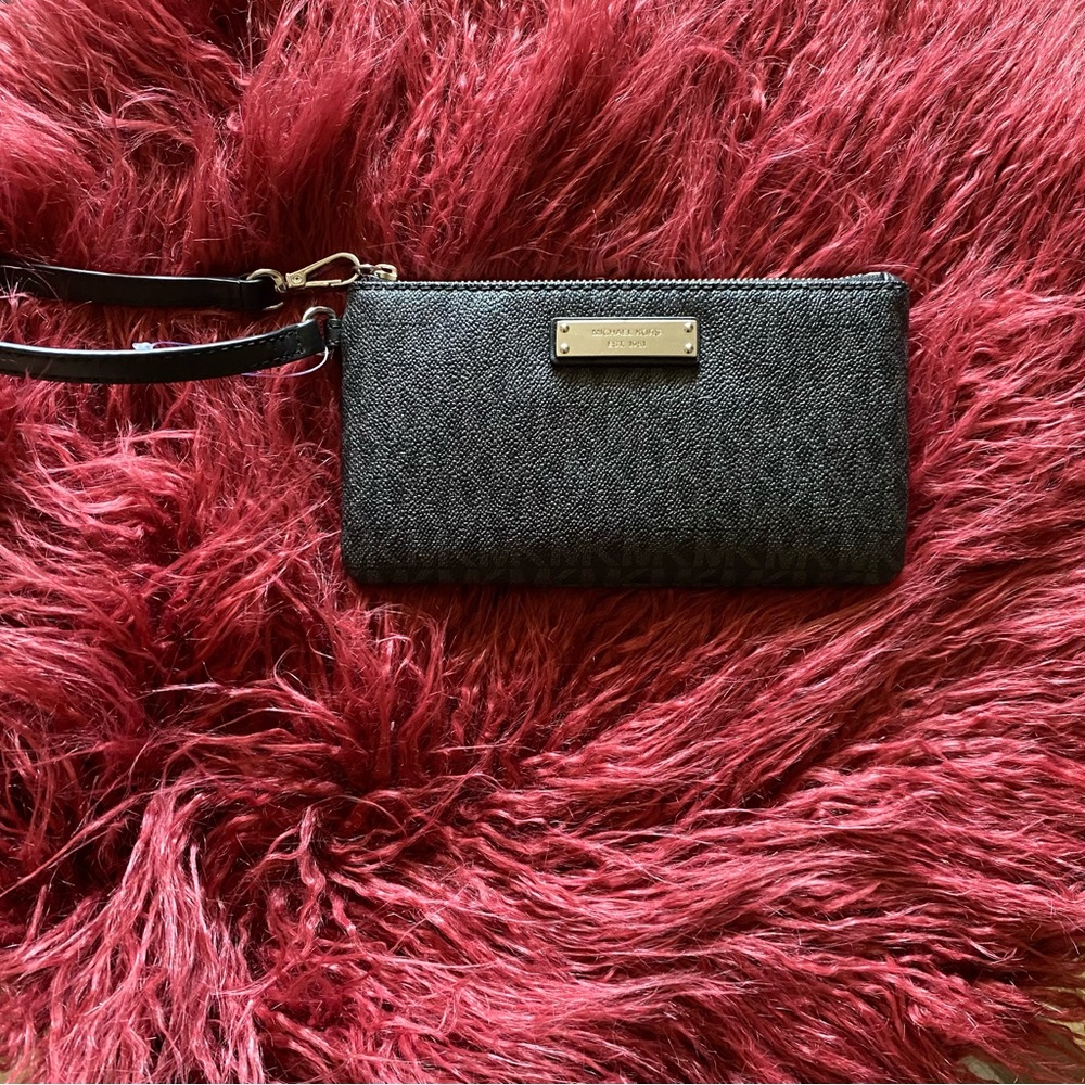 NWOT Michael Kors Wristlet Featuring Silver Hardware